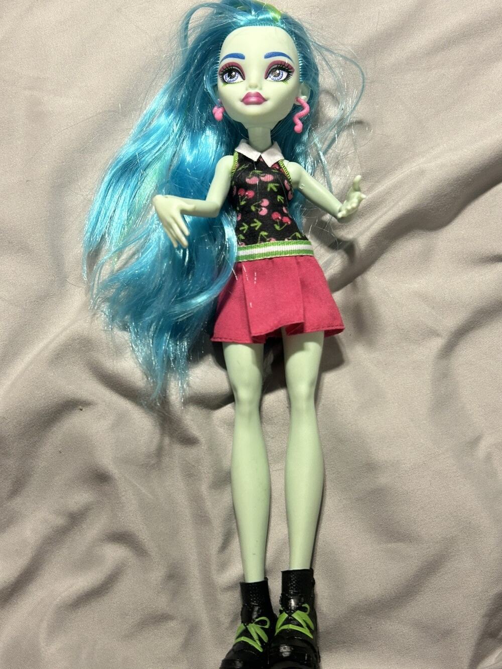 Monster High G3 Ghoulia Yelps Buried Secrets Courtside Fang Out Doll Earrings